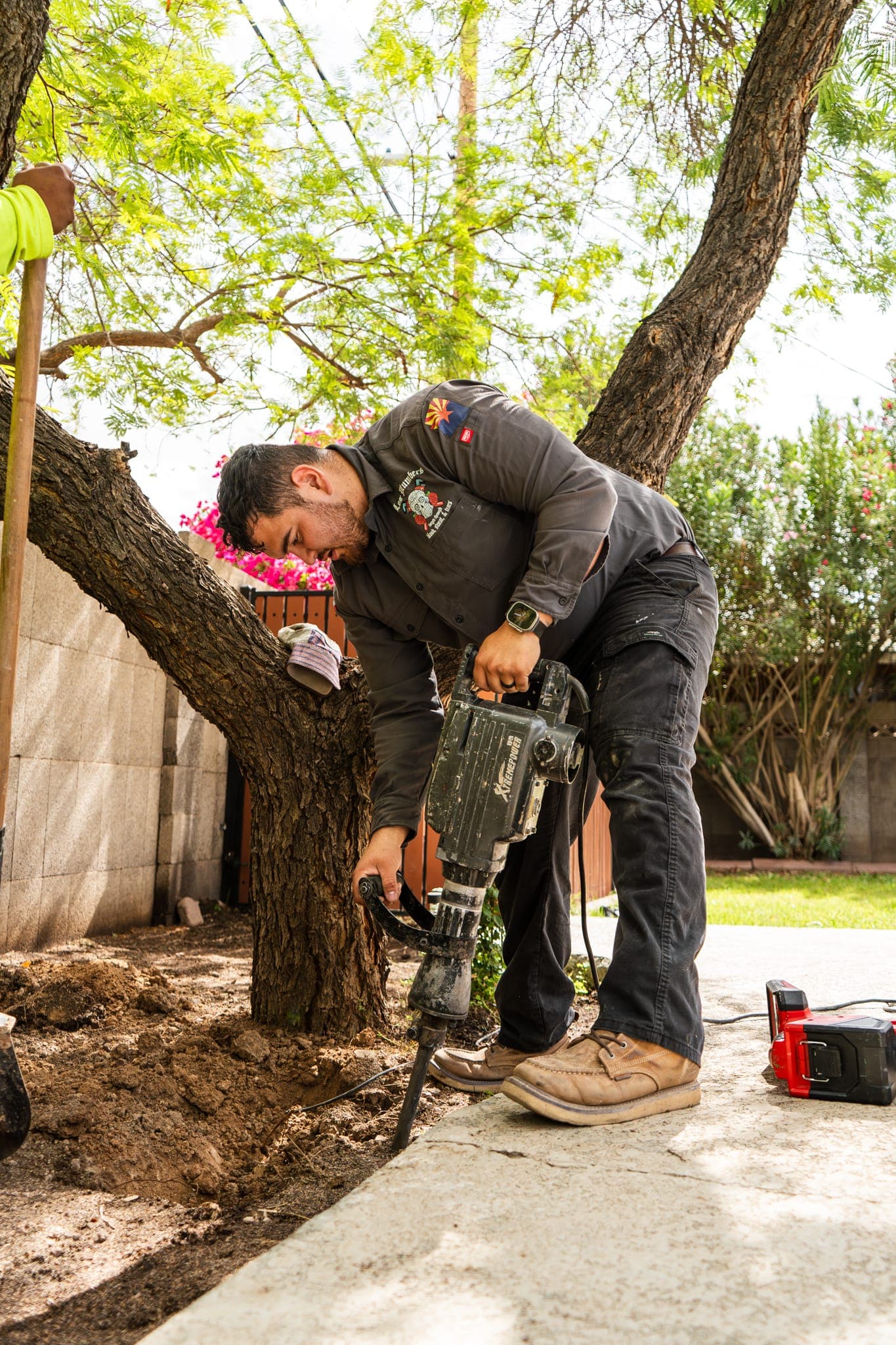A Los Plumbers technician locating a sewer line